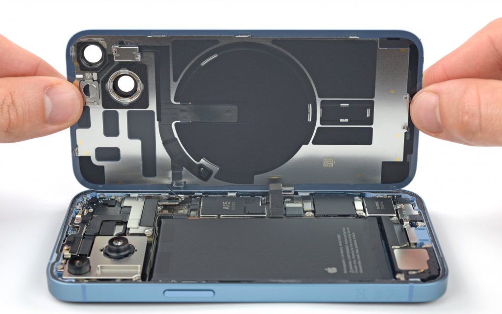 پشت آیفون 14 باز شده پس از بازکردن آیفون 14 iFixit متوجه یک تفاوت اساسی شده که اپل تاکنون به طور عمومی اعلام نکرده است وآن سادگی تعمیر آیفون 14 است.