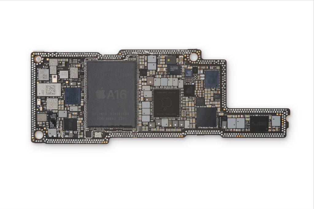 تلاش اپل برای تراکم بی نظیر است. برد منطقی آیفون 14 پرو مکس دارای پردازنده A16 است که عملکردی 10 تا 15 درصدی نسبت به A15 نسخه 14 دارد.پس از بازکردن آیفون 14 iFixit متوجه یک تفاوت اساسی شده که اپل تاکنون به طور عمومی اعلام نکرده است وآن سادگی تعمیر آیفون 14 است.