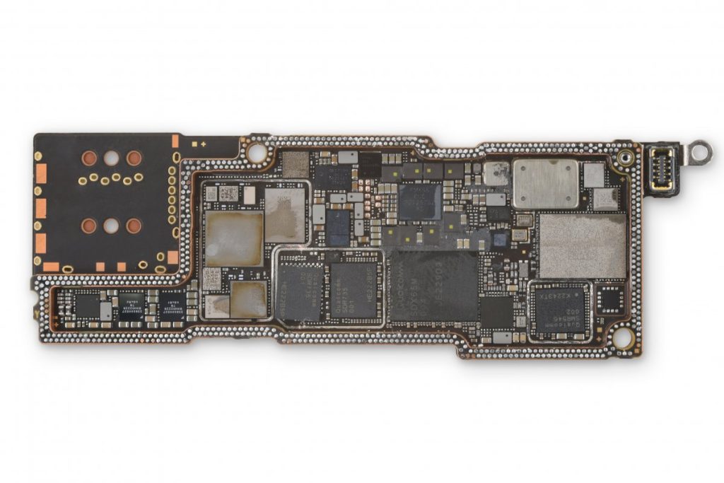 پس از بازکردن آیفون 14 iFixit متوجه یک تفاوت اساسی شده که اپل تاکنون به طور عمومی اعلام نکرده است وآن سادگی تعمیر آیفون 14 است.