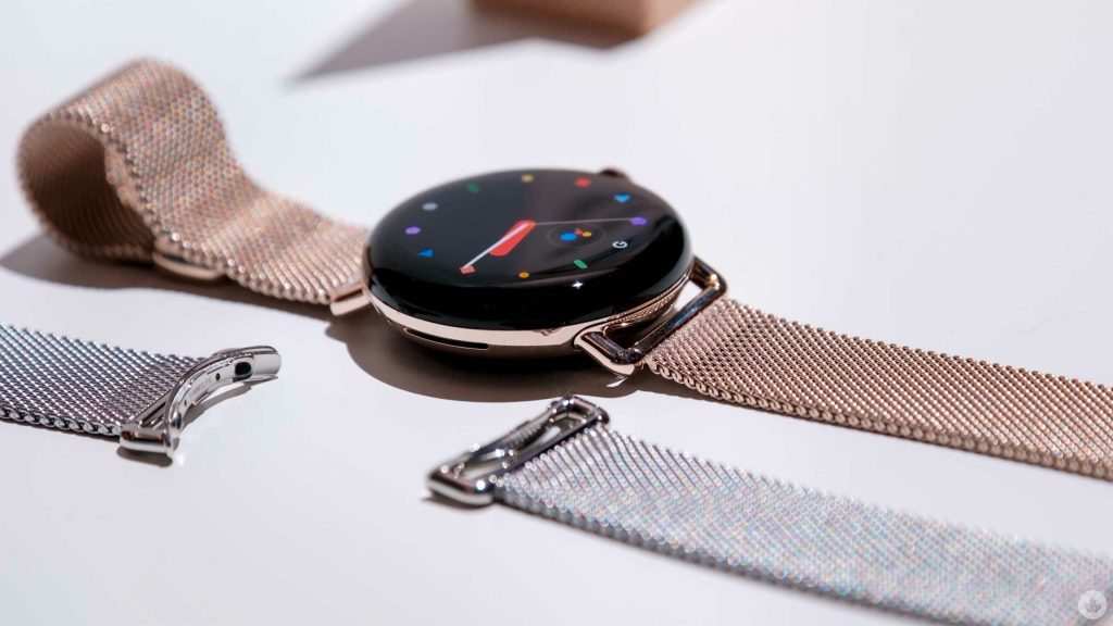 جمعه گذشته گوگل از «Google Pixel Watch» رونمایی کرد، اولین ساعت هوشمند خود که طراحی شیک و ساخت با کیفیت بالا را با مجموعه ای از ویژگی های ردیابی و سلامت از Fitbit وابسته به این شرکت ترکیب می کند.