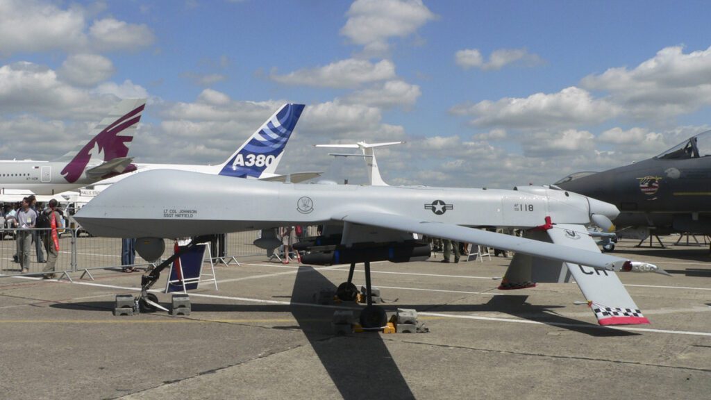 MQ-1 Predator شامل RQ-1 برای مأموریت‌های شناسایی و MQ-1 برای مأموریت‌های رزمی