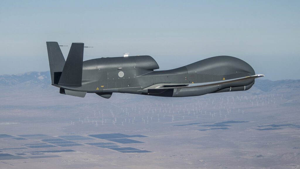  پهپاد RQ-4 Global Hawk می‌تواند تا ارتفاع 18288 متر (60000 فوت) پرواز کند