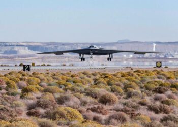اولین پرواز بمب‌افکن هسته‌ای B-21 Raider آمریکا+ویدیو