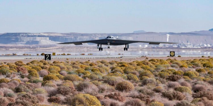 اولین پرواز بمب‌افکن هسته‌ای B-21 Raider آمریکا+ویدیو