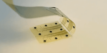 اولین تراشه مغزی گرافنی جهان در مغز بیمار سرطانی کاشته شد