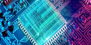 چین با ادعای دستیابی به پیشرفت قابل توجهی در حوزه فوتونیک سیلیکونی(Silicon Photonics)، گامی بلند در جهت رفع وابستگی به فناوری لیتوگرافی فوق‌بنفشِ (EUV) تحت کنترل صادراتی ایالات متحده برداشت.