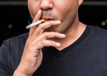دود سیگار در میکروبیوم گلو اختلال ایجاد می کند