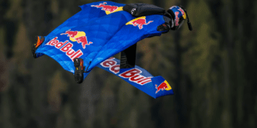 بدل‌کار هوایی اتریشی مرزهای پرواز با وینگسوت را شکست