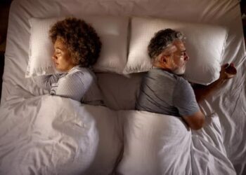 تأثیر عوامل بیولوژیکی در تفاوتهای خواب بین مردان و زنان