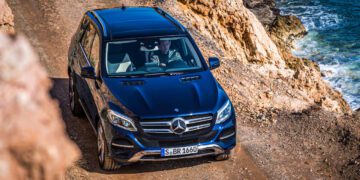 مرسدس بنز از رنگ خورشیدی برای تولید انرژی خودروهای برقی استفاده می کند