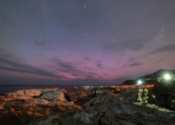 درخشش عجیب شفق‌های قطبی در آسمان ژاپن