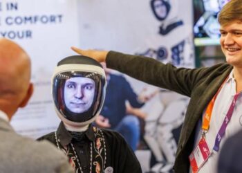 توسعه ربات‌های کنترل از راه دور برای مراقبت از سالمندان