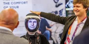 توسعه ربات‌های کنترل از راه دور برای مراقبت از سالمندان