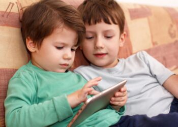استفاده زیاد از صفحهنمایش چه تأثیری بر خواب کودکان دارد؟
