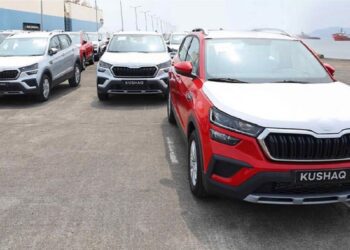 منتظر ارزان تر شدن خودروهای وارداتی باشید