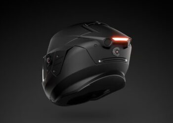 ارتقای ایمنی موتورسواران با کلاه‌ هوشمند iC-R