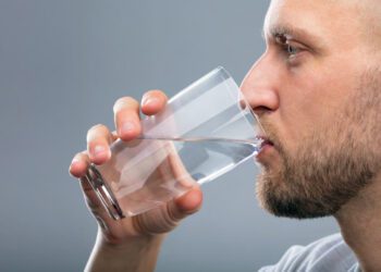 آیا نوشیدن آب زیاد فایده‌ای برای سلامتی دارد؟