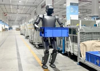 استفاده از ربات‌های انسان‌نما برای مونتاژ گوشی‌های آیفون در چین