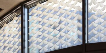 این سیستم سایبان پنجره نور خورشید را در تابستان و زمستان تنظیم می کند