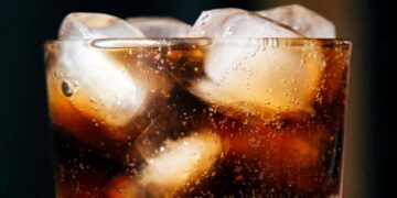 کشف خطرات هولناک نوشیدنی‌های شیرین
