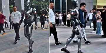 راه رفتن ربات انسان‌نمای SE01 در میان انسان‌ها!