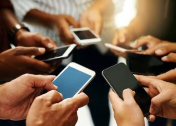 هر ایرانی روزانه 4 ساعت را در اینترنت سپری می کند