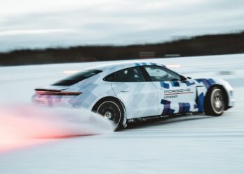 ثبت رکورد جهانی جدید پورشه تایکان در دریفت روی یخ