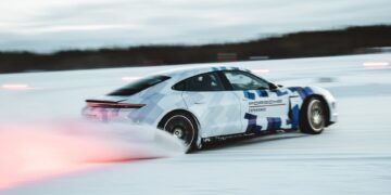 ثبت رکورد جهانی جدید پورشه تایکان در دریفت روی یخ