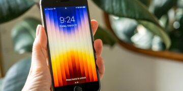 اپل آماده رونمایی از آیفون SE جدید در ۱۹ فوریه؛ تیم کوک از محصول جدید خبر داد