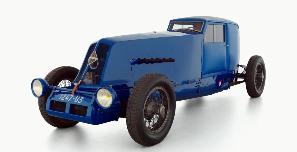 الهام از مدل تاریخی 1926 Renault 40 CV des records