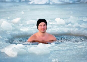 آیا غوطه‌وری در آب سرد واقعا مفید است؟