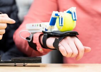 این دست رباتیک به افراد تتراپلژیک در گرفتن اشیا کمک می کند