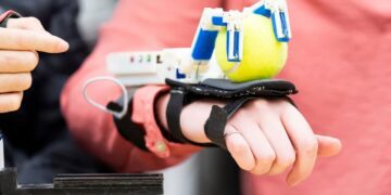 این دست رباتیک به افراد تتراپلژیک در گرفتن اشیا کمک می کند