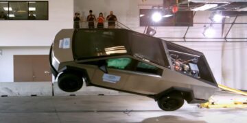 عملکرد درخشان خودروی سایبرتراک در آزمون‌های ایمنی NHTSA