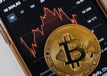 آیا بیت کوین در لبه پرتگاه قرار گرفته است؟