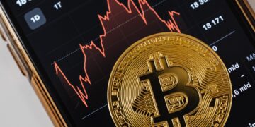 آیا بیت کوین در لبه پرتگاه قرار گرفته است؟