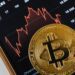 آیا بیت کوین در لبه پرتگاه قرار گرفته است؟
