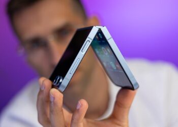 سامسونگ در آستانه شکست دوباره در بازار گوشی‌های تاشو؛ گلکسی Z Flip 7 در سایه هواوی
