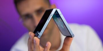 سامسونگ در آستانه شکست دوباره در بازار گوشی‌های تاشو؛ گلکسی Z Flip 7 در سایه هواوی