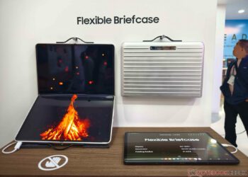 کیف سامسونگ Flexible Briefcase یک لپ‌تاپ تاشو در قالب یک کیف دستی است