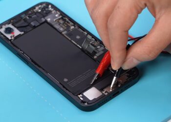 اپل با روش الکتریکی کم‌ولتاژ، تعویض باتری آیفون 16e را آسان‌تر کرد