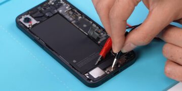 اپل با روش الکتریکی کم‌ولتاژ، تعویض باتری آیفون 16e را آسان‌تر کرد