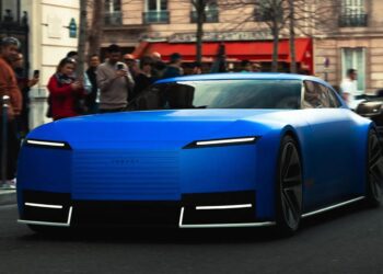 نمایش جسورانه جگوار با مدل مفهومی Type 00 EV در خیابان‌های پاریس