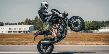 موتورسوار سوئدی دو رکورد جهانی گینس را شکست