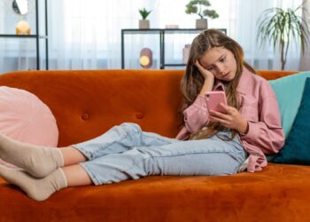 تأثیر زمان استفاده از صفحه‌نمایش و شبکه‌های اجتماعی بر اختلالات خوردن نوجوانان