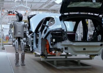 ربات انسان‌نمای UBTech در کارخانه خودروسازی آئودی چین مشغول شد