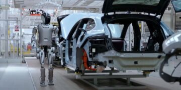 ربات انسان‌نمای UBTech در کارخانه خودروسازی آئودی چین مشغول شد