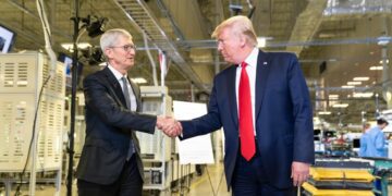 آمریکا منابع لازم برای تولید آیفون را دارد