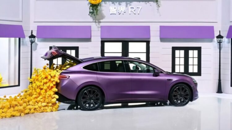 هواوی و چری از شاسی‌بلند هیبریدی Luxeed R7 رونمایی کردند
