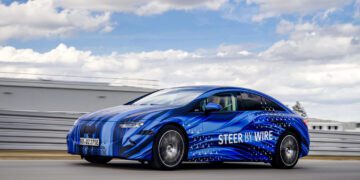 مرسدس از سال آینده سیستم فرمان با سیم جدید و فرمان یوغی‌شکل (yoke-style) را در خودروهای خود به کار میگیرد